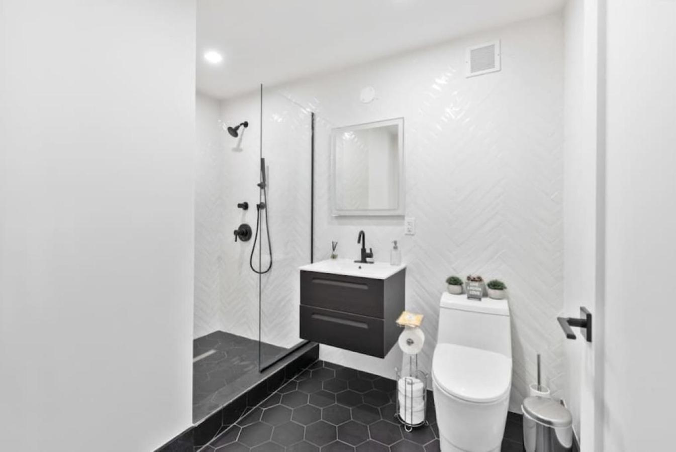 Апартаменти Luxe Studio With Charming Juliet Balcony Нью-Йорк Екстер'єр фото