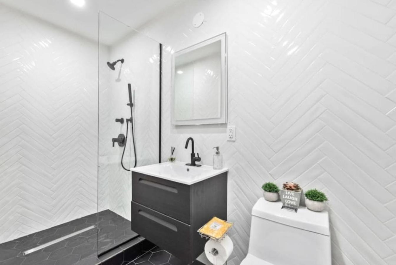Апартаменти Luxe Studio With Charming Juliet Balcony Нью-Йорк Екстер'єр фото