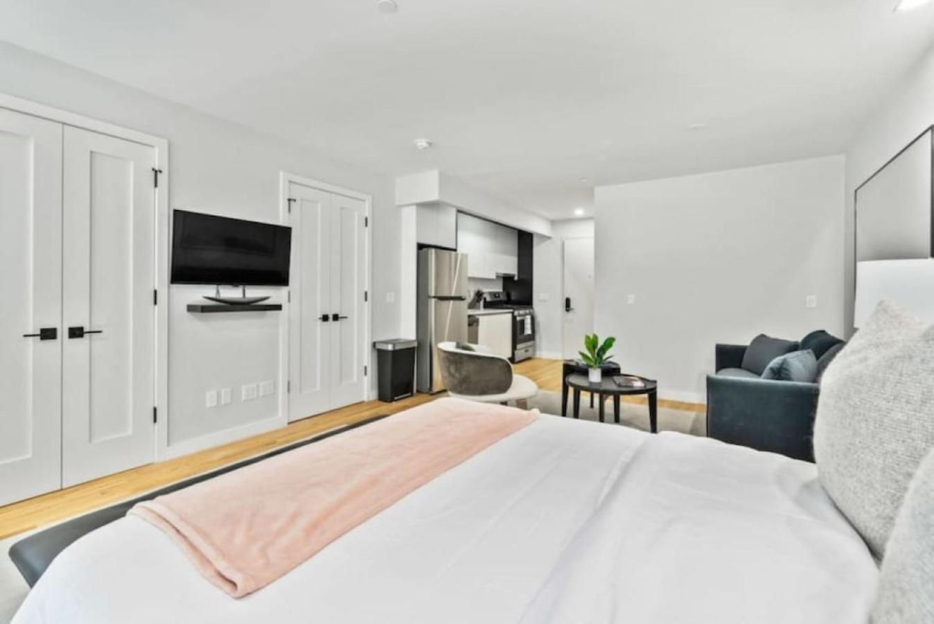 Апартаменти Luxe Studio With Charming Juliet Balcony Нью-Йорк Екстер'єр фото